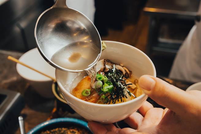「玄米鱼腹茶泡饭」滋味甘纯，层次分明。（台北君悦酒店提供）