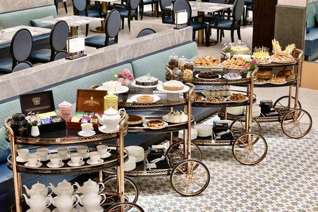 「洛可可茶苑」下午茶时段有全台首创英式下午茶推车，让人感受中古世纪贵族般雅致的下午茶。（台北汉普顿酒店提供）
