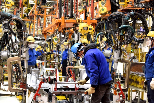 根据最新的经济数据报告，中国经济近期表现超过了最乐观的分析师预期，但在华美企仍不敢乐观。（图／新华社）