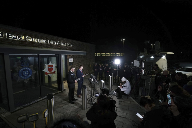 英国伦敦警察厅警司巴斯福（右）与萨赛克斯郡警局局长柯林斯（James Collis，左）1日深夜说明寻获婴儿遗骸。（图／英国新闻联合社／美联社）