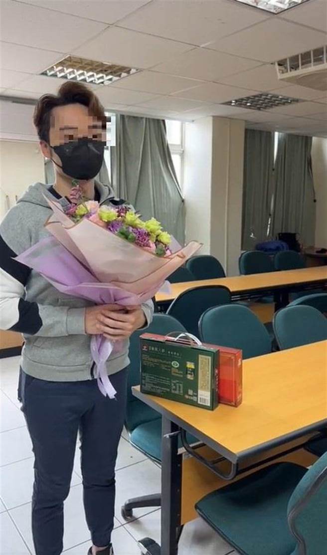 老板只今(2)日全程直播自己携带花束、礼盒亲赴新庄清洁队致歉，结果因对方不在只能择日再来。(黄敬文翻摄)