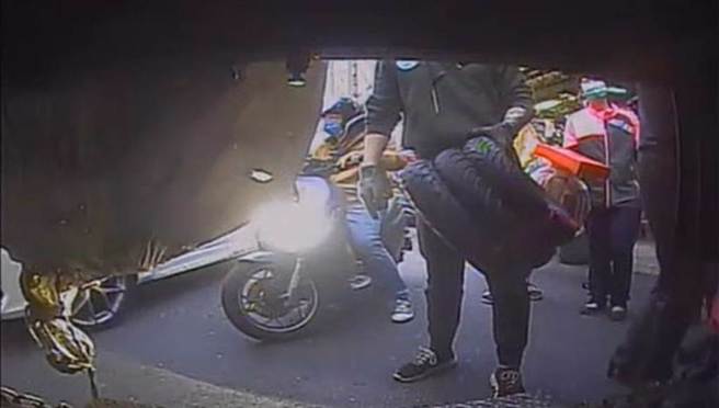男子抛掷轮胎，险砸清洁队员。（翻摄画面）