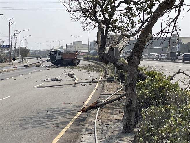台中市龙井区临港路一段2日上午发生联结车自撞安全岛事故，导致62岁王姓驾驶全身多处擦伤，幸意识清楚，送往梧栖童综合医院治疗。（民眾提供／潘虹恩台中传真）