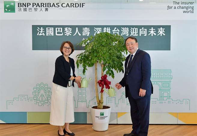 法国巴黎保险集团亚洲区总裁施黄𨭎葹(左)与法国巴黎人寿总经理戴朝晖(右)共同启动深耕仪式。(法国巴黎人寿提供)