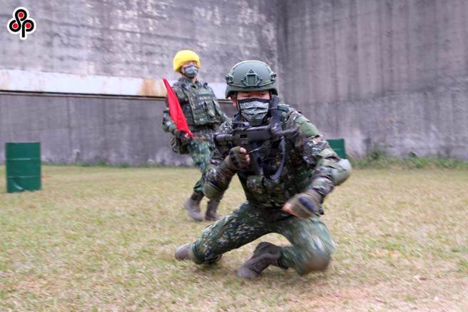 国防部计画未来16岁以上学生动员造册，每年完成8小时基本训练、一年两次常年训练，建立战时保乡及自保能力。（本报资料照片）