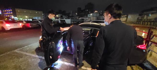 21名黑衣人新店街頭械鬥，警方快打部隊集結21員警對峙。（警方提供）