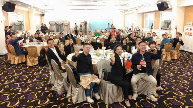 （黑沃咖啡马来西亚创办人许建川率领20多位马来西亚媒体工作者、网红到台湾展开五天四夜的精品咖啡深度之旅。图／曾丽芳）