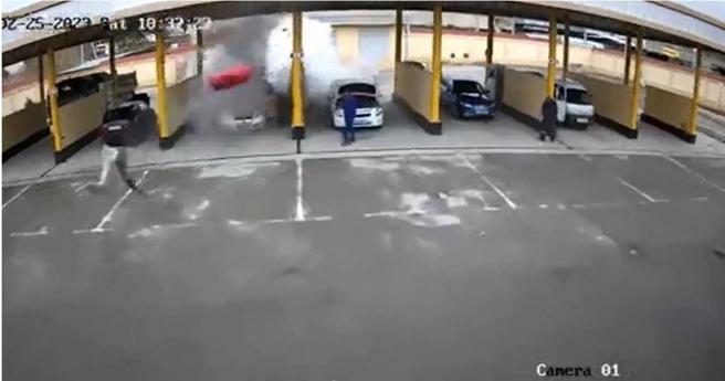 加油站员工被炸出的钢瓶砸死。（图／翻摄自推特）