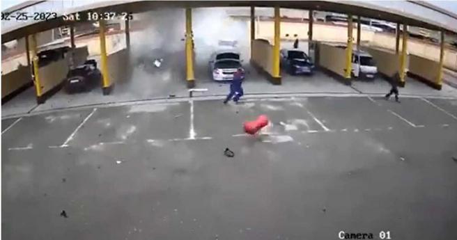 加油站员工被炸出的钢瓶砸死。（图／翻摄自推特）