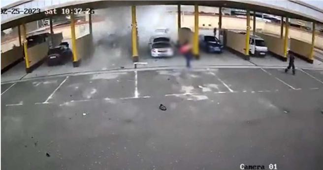 加油站员工被炸出的钢瓶砸死。（图／翻摄自推特）