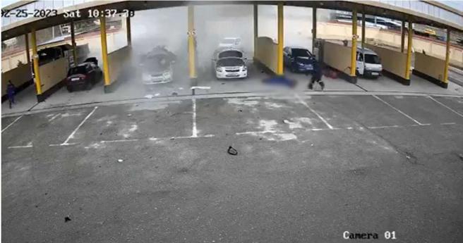 加油站员工被炸出的钢瓶砸死。（图／翻摄自推特）