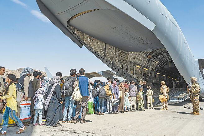 近日传出有在台美国公民收到美国在台协会（AIT）发出的撤侨通知，AIT昨声明表示，曾在2月10日提醒侨民做好应对自然灾害的准备，这是美国向公民提供讯息的定期机制。图为美军阿富汗撤离行动的画面。（美联社）