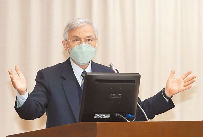 国民党立委赖士葆1日在立法院财政委员会质询央行总裁杨金龙（见图）时指出，新台币早盘一度重贬，「是不是已经超过杨金龙防线？」对此，杨金龙强调，「没有所谓的什么防线、都没有，它是供需来决定。」（刘宗龙摄）