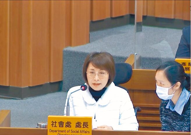 基隆市社会处长杨玉欣（左）1日到议会报告日照及长照中心概况，有议员建议市府应审慎研拟成立长照专责主管单位。（徐佑升摄）