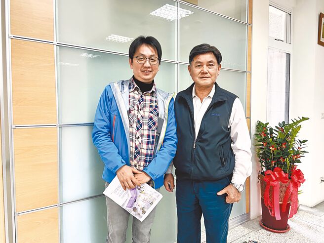 家住宜兰县冬山乡的江益源（右）不是议员，儿子江立伟（左）不是立委，真实身分是乡民代表、乡公所观光所长。（吴佩蓉摄）