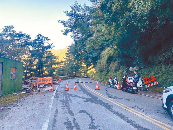 台8线中横公路117.4公里关原灾害抢修段即日起恢復管制措施，每日开放4时段通行。图为金马隧道东端段管制哨。（罗亦晽摄）