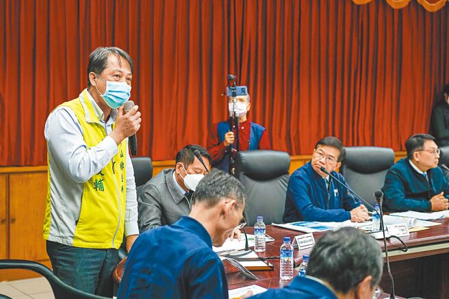 宜蘭縣政府計畫增設「冬山交流道」，可行性評估提送高速公路局審議未過，冬山鄉長林峻輔（左一）向交通部長王國材（右二）請命，強調冬山交流道攸關未來蘇花改分流與地方區域發展，盼中央聽取地方意見、重視冬山。（李忠一攝）