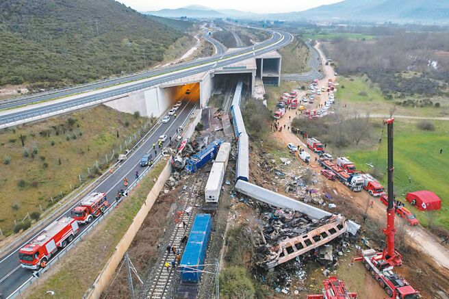希腊中部于28日发生两列火车迎头相撞事故，车厢出轨引发火灾。目前至少造成36人死亡，85人受伤。（路透）