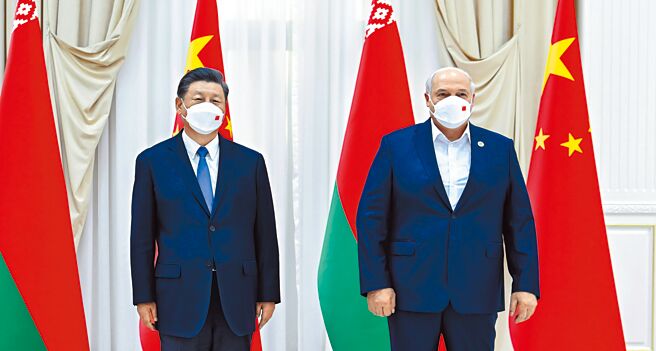 中国国家主席习近平在北京会晤白俄罗斯总统卢卡申科，谈及俄乌战争，习近平重申，中方立场核心就是劝和促谈。图为2022年9月15日，习近平（右）在乌兹别克撒马罕会见白俄罗斯总统卢卡申科。（新华社）