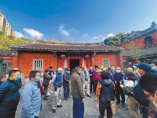 桃园市中坜燃藜第古宅与红楼遭文化局列暂定古蹟，文资委员1日现地会勘，有地主痛批市府的做法太粗暴。（吕筱蝉摄）