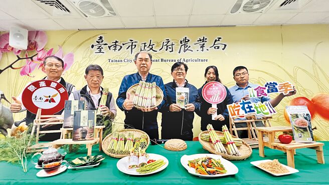 台南市政府农业局与将军区农会一起行销「红将军」芦笋。（张毓翎摄）