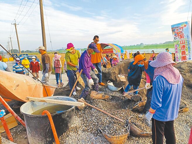 台南市紫山德善团出动近百位义工改建桥梁。（紫山德善团提供／张毓翎台南传真）