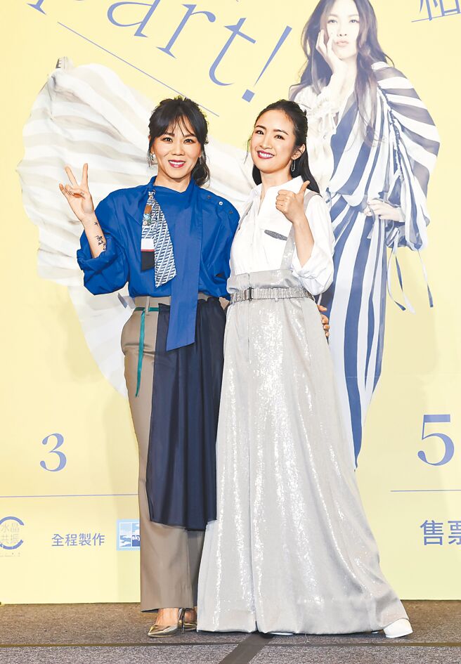 林依晨（右）昨祝蔡健雅门票秒杀。（陈俊吉摄）