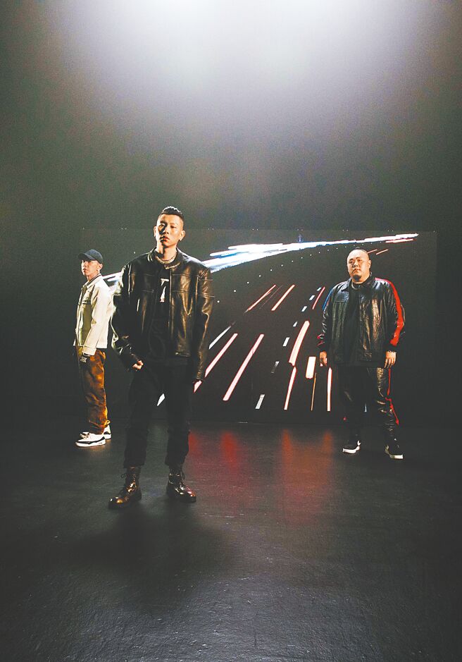 小春（左起）、瘦子、大渊打造速度感十足的〈速命道〉电影同名主题曲。（宽银慕提供）