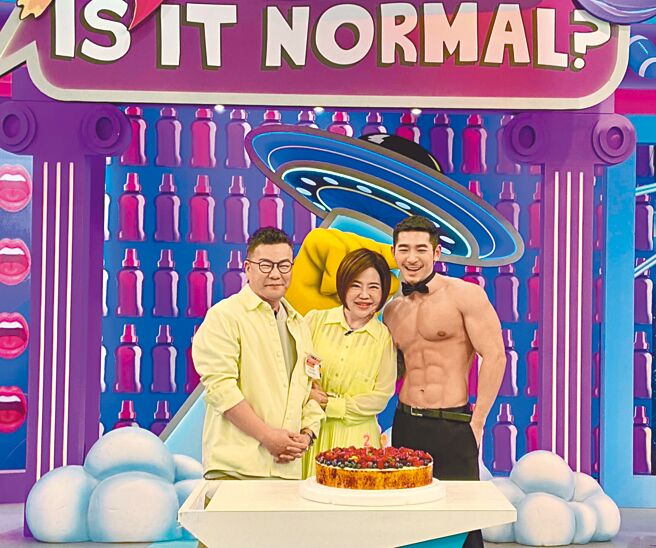 于美人（中）昨與沈玉琳（左）錄影前，節目特地安排肌肉猛男為她祝壽。（東森提供）