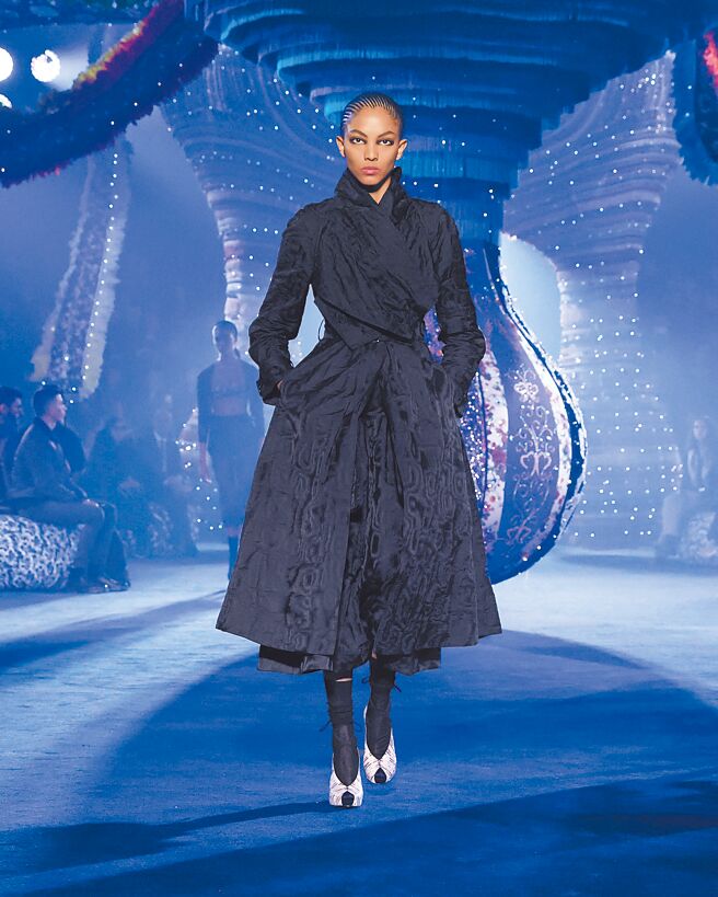 Dior以二战后女性性格为设计思维，Maria打造了一场「女权主义」服装大秀。（Dior提供）