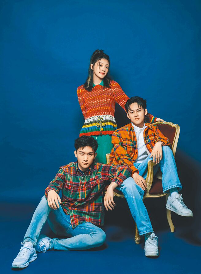 「没有才能」成员硕美（左起）、若欣、裴拓穿Polo Ralph Lauren復古潮流时装展现雅致的文艺气息感。硕美身穿格纹衬衫7680元、刷色牛仔裤6880元；若欣身穿绿色针织洋装2万2680元、橘色针织长袖上衣1万3680元；裴拓身穿白色小熊Polo衫6480元、橘色格纹刷毛外套8280元、浅色宽版牛仔裤5480元。（石智中摄、化妆／蔡侑儒、髮型／黄子辕）