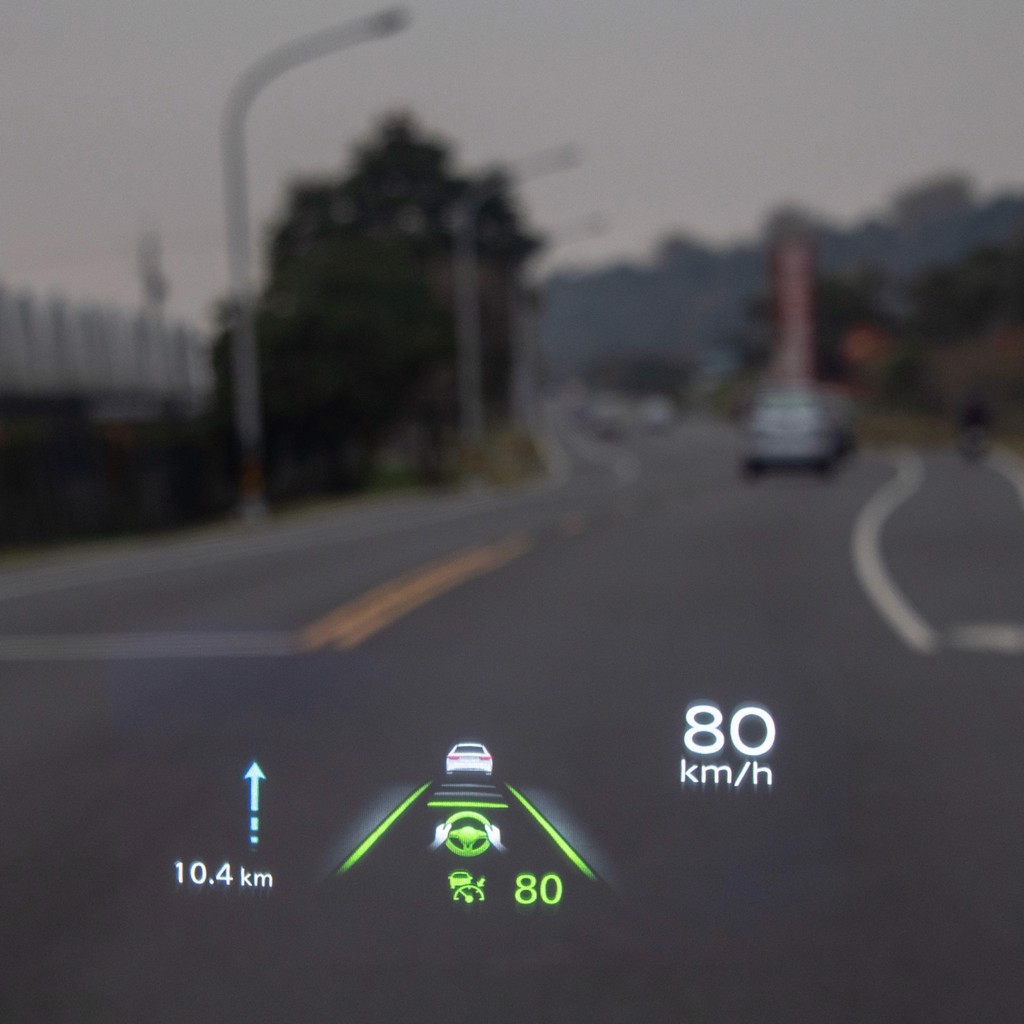 10.8吋數位抬頭顯示器，資訊清晰顯示於駕駛眼前。（陳大任攝）
