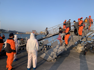 台北港外海貨輪大火12船員棄船海漂    空勤海巡協力全救起