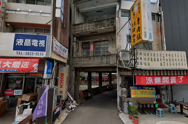 台中神奇「蹦康厝」，老屋底下竟是马路，引起讨论。（图／翻摄自Google地图）