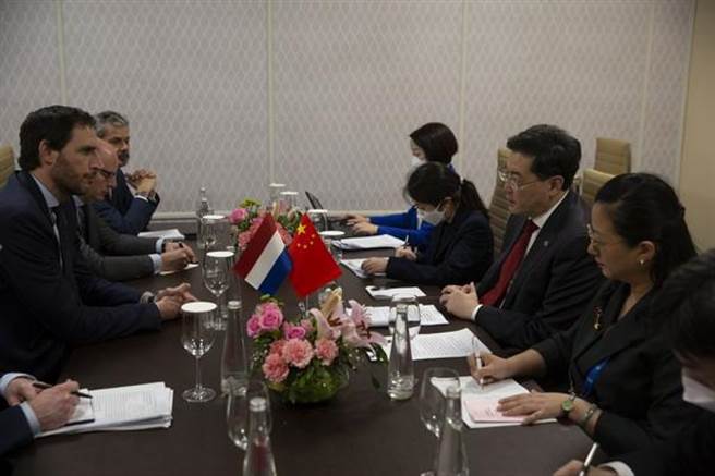 中荷外长会面：荷方将继续根据本国利益在具体专案上独立作出判断。（大陆外交部）