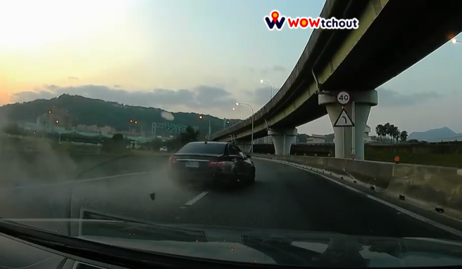 国道一号五股段昨（2）发生一辆黑色宾士车打右转灯要下匝道时，突然猛往左偏，直接鬼切至内车道开上分隔岛，车身腾空摔回路面。（翻摄自YouTube频道「WoWtchout - 地图型行车影像分享平台」）