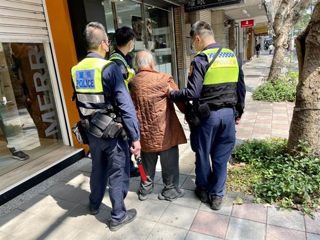 員警協助老翁順利通過馬路至人行道休息。（翻攝照片／林郁平台北傳真）
