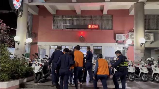 警方将涉案人员带回派出所厘清案情。（翻摄照片／高雄洪靖宜传真）