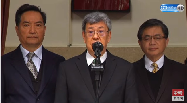 行政院长陈建仁（中）今（3）日赴立法院针对《疫后强化经济与社会韧性及全民共享经济成果特别条例》进行报告。（图／截自中时新闻网直播）