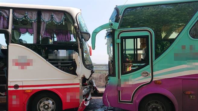 撞击力道强大，两辆车前方挡风玻璃全碎、车头也全毁。（警方提供）