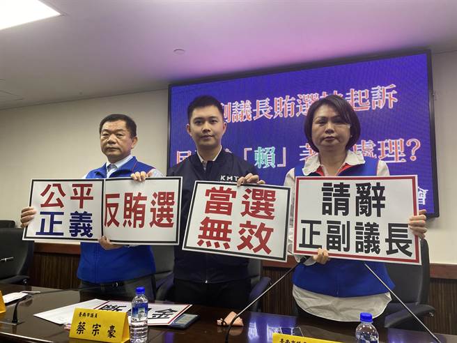 南市议会国民党团今天要求邱莉莉、林志展辞职，也递状控告正副议长当选无效。(曹婷婷摄)