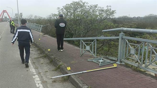 曾姓男子驾车行经头份市北横公路头份大桥前突然失控衝落路旁中港溪乾河床。（读者提供／谢明俊苗栗传真）