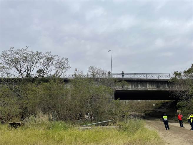 曾姓男子驾车行经头份市北横公路头份大桥前突然失控衝落路旁中港溪乾河床。（读者提供／谢明俊苗栗传真）