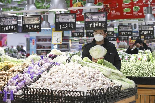 人民银行行长易纲3日表示，过去10年中国大陆通膨指数平均是2％，非常不容易。图为大陆民眾在超市购买蔬果。（中新社资料照）
