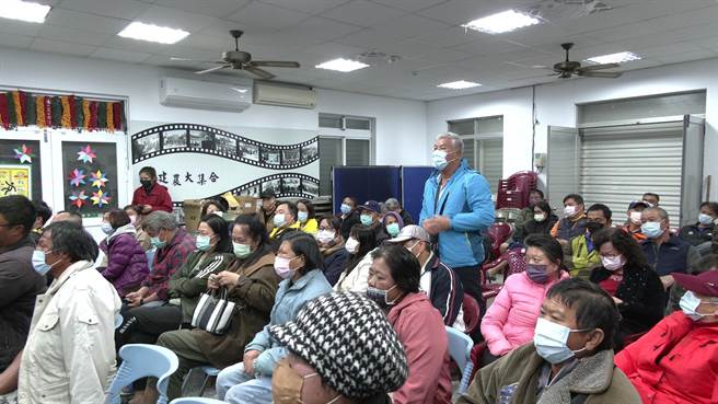 台东市建农里垃圾掩埋场自26日起延烧3天，市公所昨天与居民协调。（读者提供／蔡旻妤台东传真）