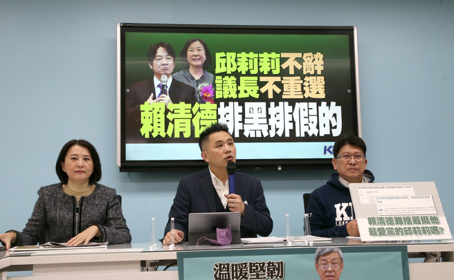 国民党立院党团3日由立委王鸿薇（左起）、副书记长陈以信、首席副书记长林思铭召开「邱莉莉不辞 议长不重选 赖清德排黑排假的」记者会。（赵双杰摄）