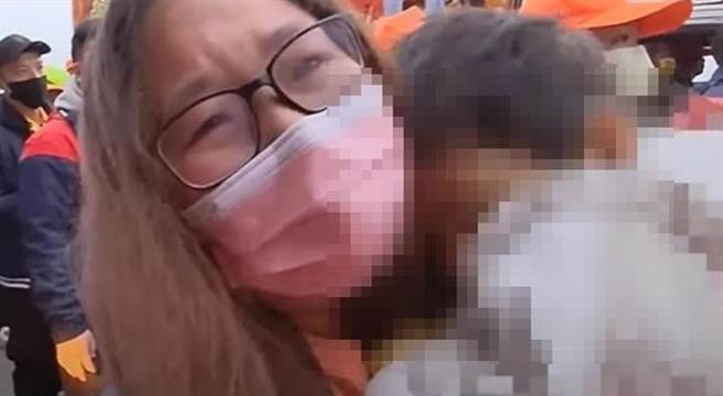 白沙屯媽祖2月14日進香駐駕社頭鄉，一位媽媽帶著才4歲的兒子，因腦部萎縮3月要開刀，祈求媽祖賜福。（白沙屯媽祖網路電視台提供／吳敏菁彰化傳真）