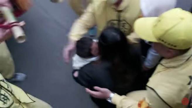  白沙屯媽祖2月14日進香駐駕社頭鄉，一位媽媽帶著才4歲的兒子，因腦部萎縮3月要開刀，祈求媽祖賜福。（白沙屯媽祖網路電視台提供／吳敏菁彰化傳真）