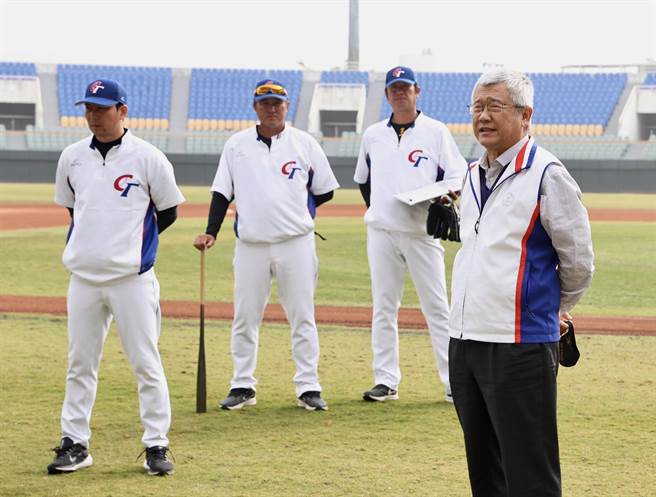 联新国际医院张焕祯总院长（右一）日前至球场为中华队加油，并提醒参赛期间健康与安全事宜。（联新国际医院提供／蔡明亘桃园传真）