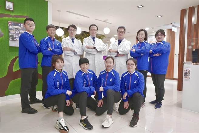 联新国际医院运动医学中心团队医师吴易澄（后排左三）、林颂凯（后排中）、王凯平（后排左五）。（联新国际医院提供／蔡明亘桃园传真）